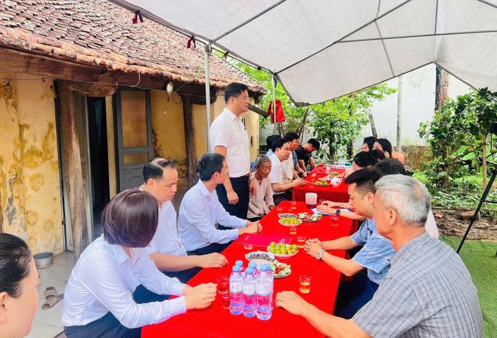 Phó Bí thư Thường trực Đảng ủy xã Hát Môn Dương Chí Thanh phát biểu tại buổi lễ. Ảnh: HM