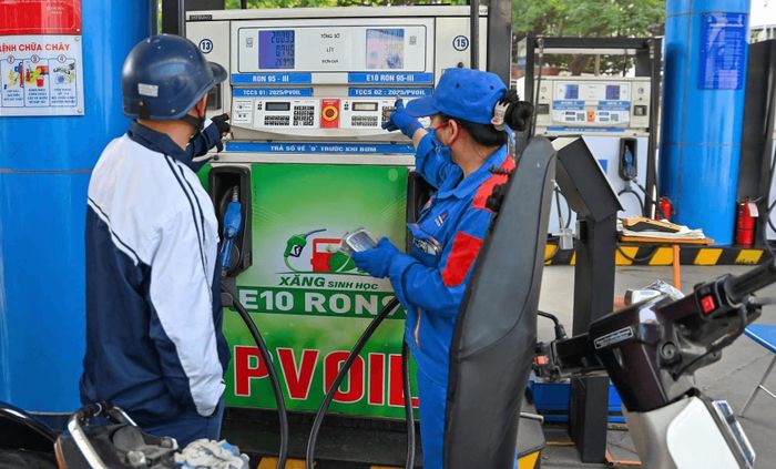 Cả nước tiêu thụ 800 triệu lít xăng E10 trong tháng 6-2026.