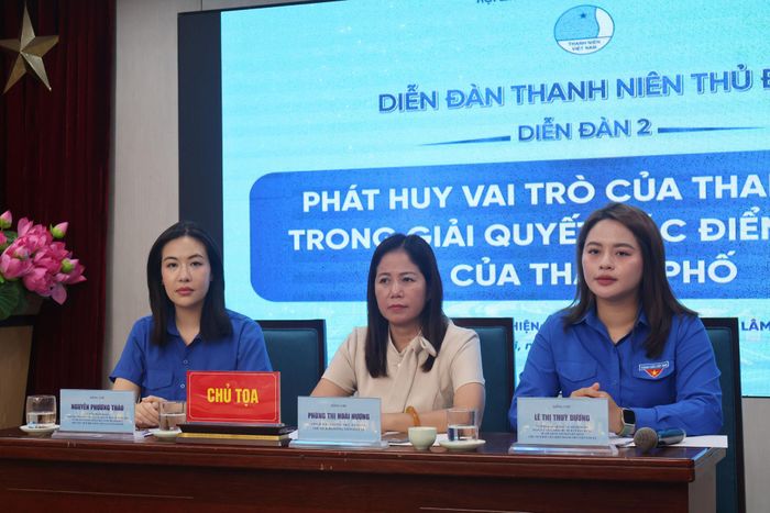 Lãnh đạo Hội LHTN Việt Nam thành phố Hà Nội và xã Gia Lâm chủ trì diễn đàn.