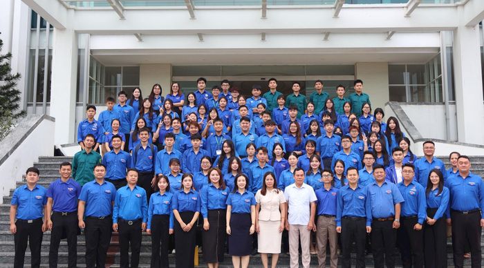 Đại biểu dự diễn đàn chụp ảnh lưu niệm.