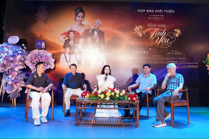 Ê kíp thực hiện chia sẻ về liveshow "Khát vọng tình yêu". Ảnh: Bình Quách