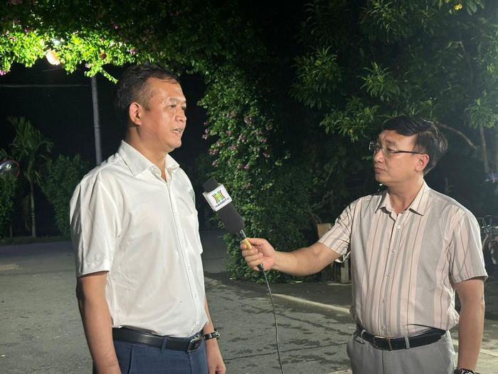 Phó Bí thư Thường trực Đảng ủy xã Hòa Xá Trần Duyên Hải trao đổi tại điểm cầu xã Hòa Xá. Ảnh: PV