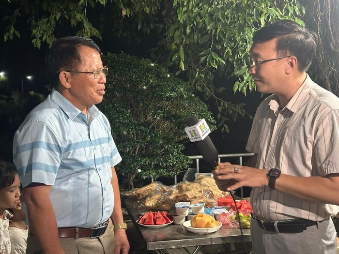 Ông Trần Hữu Đức, Trưởng thôn Đội Bình, xã Hòa Xá trao đổi tại điểm cầu xã Hòa Xá. Ảnh: PV