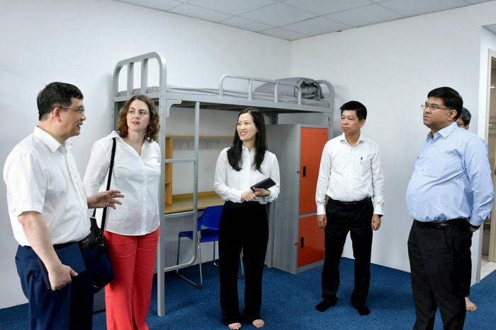 Đoàn chuyên gia khảo sát khu lưu trú dành cho học sinh dự thi. Ảnh: Thảo Phạm