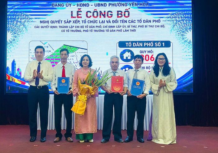 Bí thư Đảng ủy phường Nguyễn Quốc Khánh và Chủ tịch UBND phường Yên Hòa Trịnh Thị Dung trao các quyết định về thành lập chi bộ, kiện toàn đội ngũ cán bộ tổ dân phố số 1 sau sắp xếp. Ảnh: PV