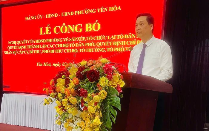 Bí thư Đảng ủy, Chủ tịch HĐND phường Yên Hòa Nguyễn Quốc Khánh phát biểu tại buổi lễ. Ảnh: PV