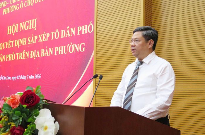 Bí thư Đảng ủy, Chủ tịch HĐND phường Ô Chợ Dừa Nguyễn Anh Quân phát biểu tại hội nghị. Ảnh: Võ Giang
