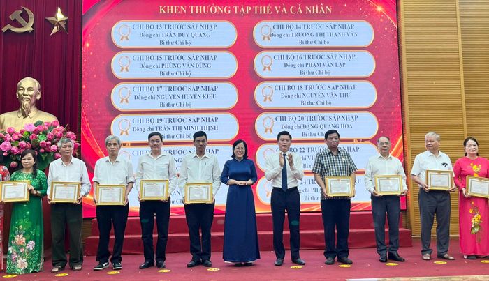 Phó Bí thư Thường trực Đảng ủy phường Lê Ngọc Hân và Phó Bí thư Đảng ủy, Chủ tịch UBND phường Lê Tuấn Định trao khen thưởng cho các tập thể và cá nhân. Ảnh: Võ Giang