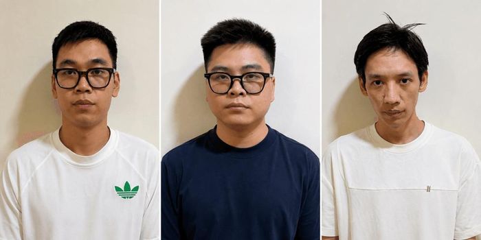 Từ trái qua phải là đối tượng Nguyễn Trung Anh, Nguyễn Khương Duy, Nguyễn Đình Minh Khoa, Cục Cảnh sát điều tra tội phạm về tham nhũng, kinh tế, buôn lậu (Cơ quan Cảnh sát điều tra Bộ Công an) vừa khởi tố trong vụ án "Xâm phạm quyền tác giả, quyền liên quan", "Rửa tiền" xảy ra tại Hà Nội, thành phố Hồ Chí Minh và các địa phương liên quan. Ảnh: Bộ Công an