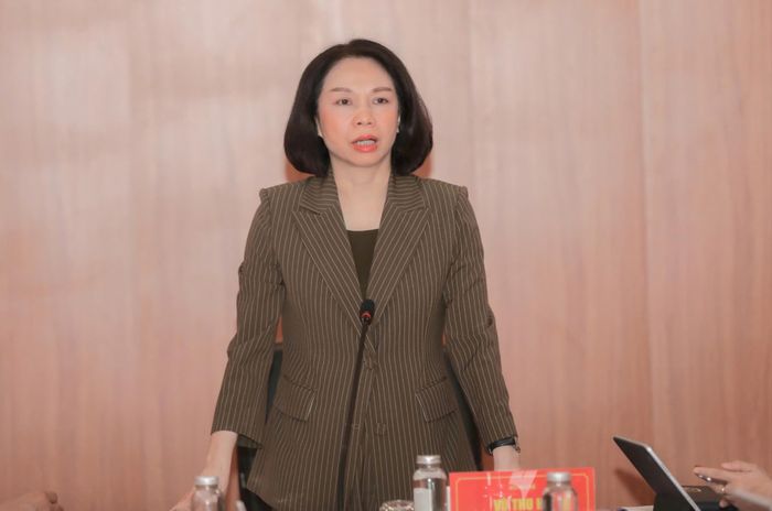 Phó Chủ tịch UBND thành phố Vũ Thu Hà ghi nhận, đánh giá cao tinh thần tiên phong, nỗ lực của phường Long Biên trong triển khai mô hình thí điểm. Ảnh: Linh Phạm