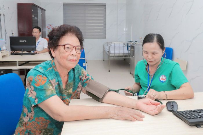 Chăm sóc sức khỏe cho người cao tuổi tại Trạm Y tế phường Long Biên. Ảnh: Linh Phạm