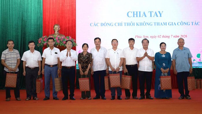 Bí thư Đảng ủy, Chủ tịch HĐND xã Phúc Sơn Phan Văn Sự và Phó Chủ tịch HĐND xã Phúc Sơn Vũ Văn Chuyên cảm ơn, chia tay các đồng chí không tham gia công tác. Ảnh: Kim Nhuệ