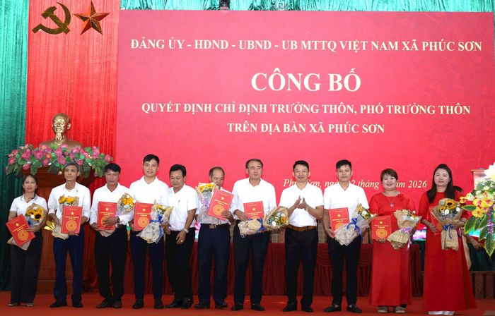 Các Phó Chủ tịch UBND xã Phúc Sơn Nguyễn Đình Nguyên và Lê Trường Huy trao quyết định, chúc mừng tân Trưởng thôn trên địa bàn. Ảnh: Kim Nhuệ