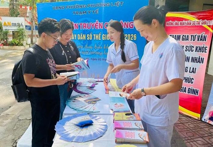 Điểm tuyên truyền cổ động hưởng ứng Ngày Dân số Thế giới năm 2026 của UBND phường Phương Liệt thu hút sự quan tâm của đông đảo người dân. Ảnh: NO