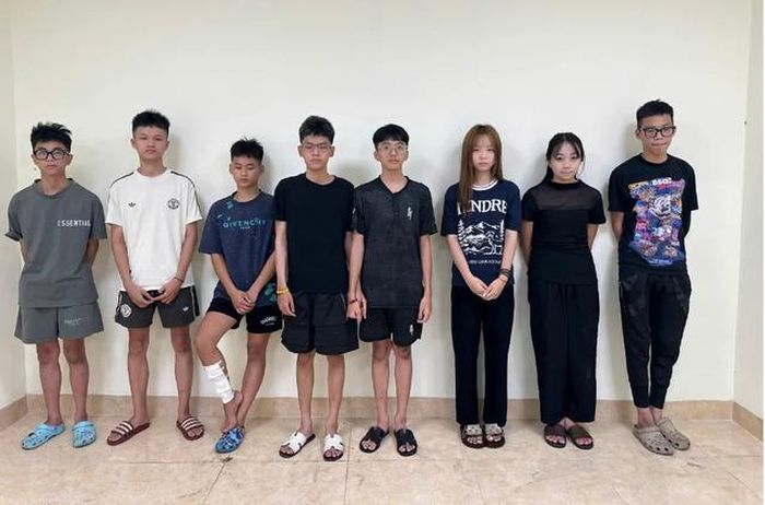 Nhóm thanh thiếu niên điều khiển xe máy không có biển số, không đội mũ bảo hiểm, chạy với tốc độ cao. Ảnh: CAHN
