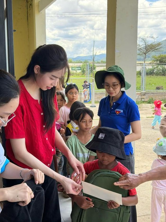 Người đẹp bày tỏ: "Lần trở lại này là một hành trình nối dài của những dự án, những hoạt động hướng về cộng đồng. Thủy mong rằng mình sẽ có cơ hội được đặt chân đến nhiều vùng đất mới, gặp gỡ những con người mới, để cùng nhau gieo thêm những hạt mầm yêu thương và lan tỏa thật nhiều điều tử tế".