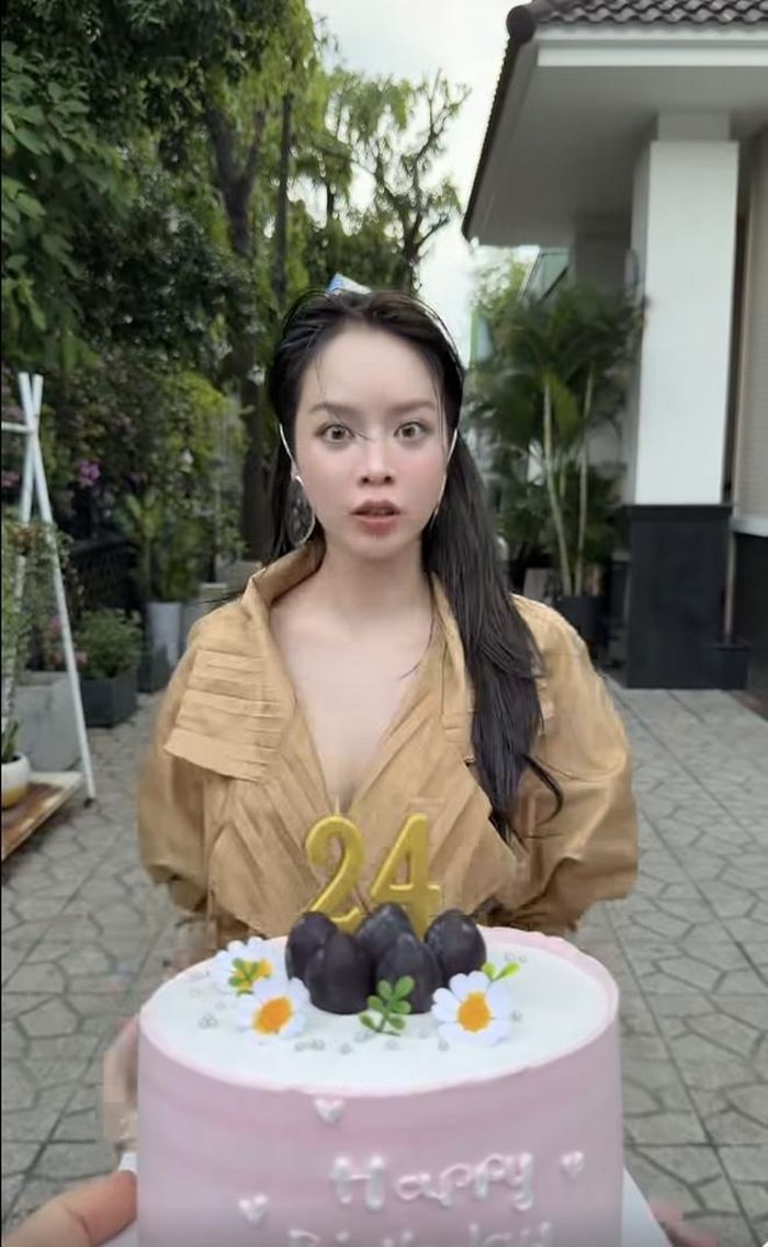 Mới đây, Thanh Thủy chính thức bước sang tuổi 24 trong sự chúc mừng của gia đình, bạn bè, đồng nghiệp và đông đảo người hâm mộ. Nhân dịp đặc biệt này, nàng hậu cũng công bố dự án cộng đồng mà cô đã âm thầm chuẩn bị và thực hiện trong thời gian qua.