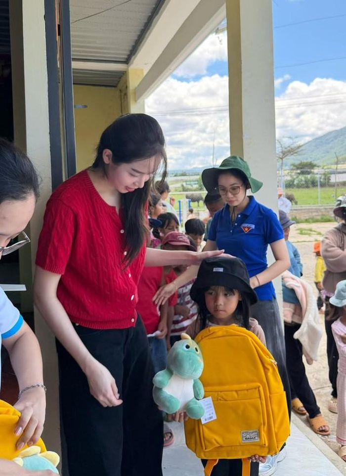 Điểm dừng chân đầu tiên của dự án là tỉnh Lâm Đồng, nơi Thanh Thủy cùng ê kíp mang quà và nhiều phần hỗ trợ đến các em nhỏ có hoàn cảnh khó khăn. Sau chuyến đi, nàng hậu chia sẻ cảm xúc đầy xúc động: "Mang quà lên cho các bé, nhưng lúc về Thủy mới biết mình mới là người nhận được nhiều hơn. Đó là thứ tình cảm trong veo, thuần khiết nhất từ các bạn nhỏ".