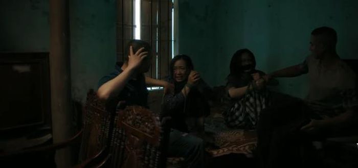 Mai và mẹ bị hai kẻ lạ mặt trói tay, nhốt trong nhà. Ảnh VTV
