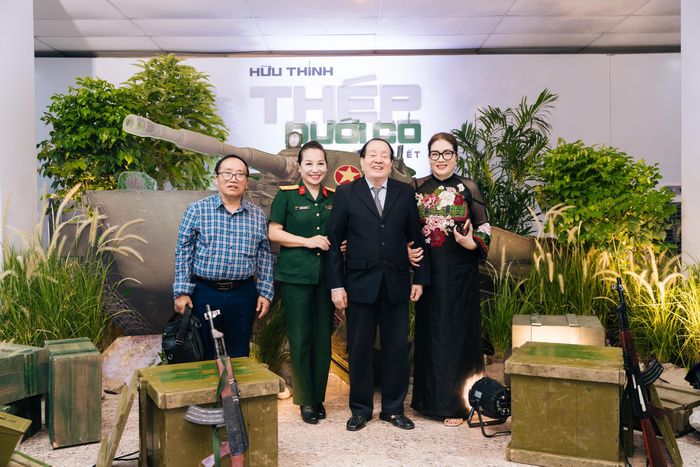 Bạn bè, người thân chúc mừng nhà thơ Hữu Thỉnh trong buổi ra mắt tác phẩm Thép dưới cỏ.