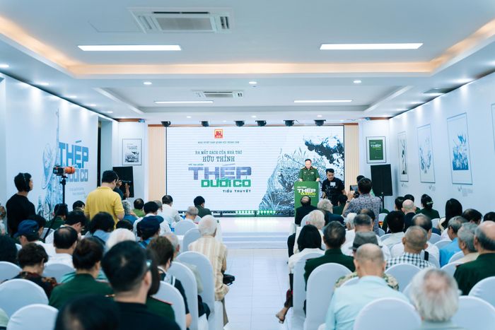 Buổi ra mắt tiểu thuyết "Thép dưới cỏ" của nhà thơ Hữu Thỉnh.
