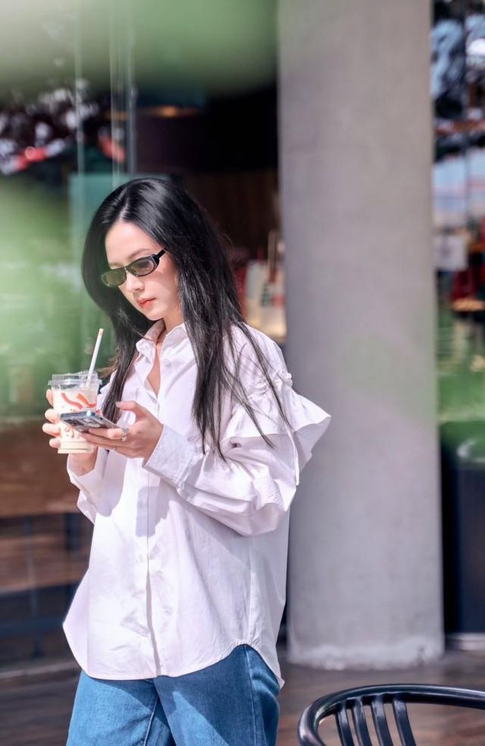 Bước 5 với serum hoa hồng: Sau serum phục hồi da, Midu sẽ thoa thêm một lớp serum hoa hồng giúp thư giãn và dưỡng ẩm, da mềm mại như cánh hoa hồng. Cho tinh chất ra tay rồi vỗ nhẹ lên mặt, bạn cũng có thể massage vài phút để giúp da săn chắc hơn và dưỡng chất thẩm thấu sâu vào trong da có tác dụng ngăn ngừa lão hóa, nếp nhăn và oxy hóa da.
