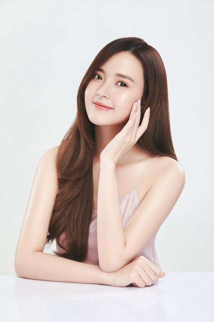 Ngoài ra để trẻ đẹp hơn, Midu tạo cho mình một tinh thần thoải mái vui vẻ để da đẹp hơn. Người đẹp tiết lộ: "Có thể bạn không tin, nhưng có những thứ không có tiền bạc hay thần dược nào có thể đắp lên người chúng ta - đó là trường năng lượng của bản thân mỗi người, nó phản ánh những gì chúng ta suy nghĩ và hành động mỗi ngày. Nên nạp thêm nhiều dinh dưỡng cho tâm hồn, và tập thể dục tích cực cho suy nghĩ cũng là cách để chúng ta " chống lão hóa " trước những áp lực cuộc sống".