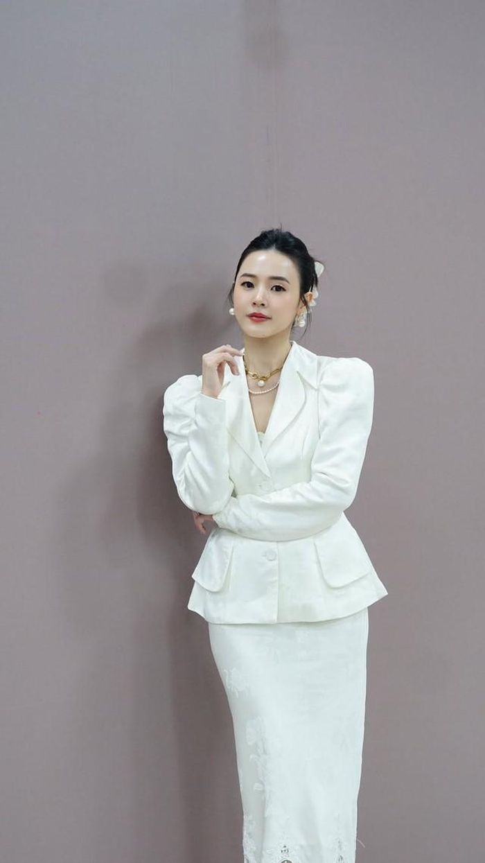 Để được làn da sáng đều màu, nhiều collagen như vậy, Midu đã có bí quyết chăm sóc riêng cho mình. Cụ thể, buổi tối cô có 5 bước skincare kỹ càng.