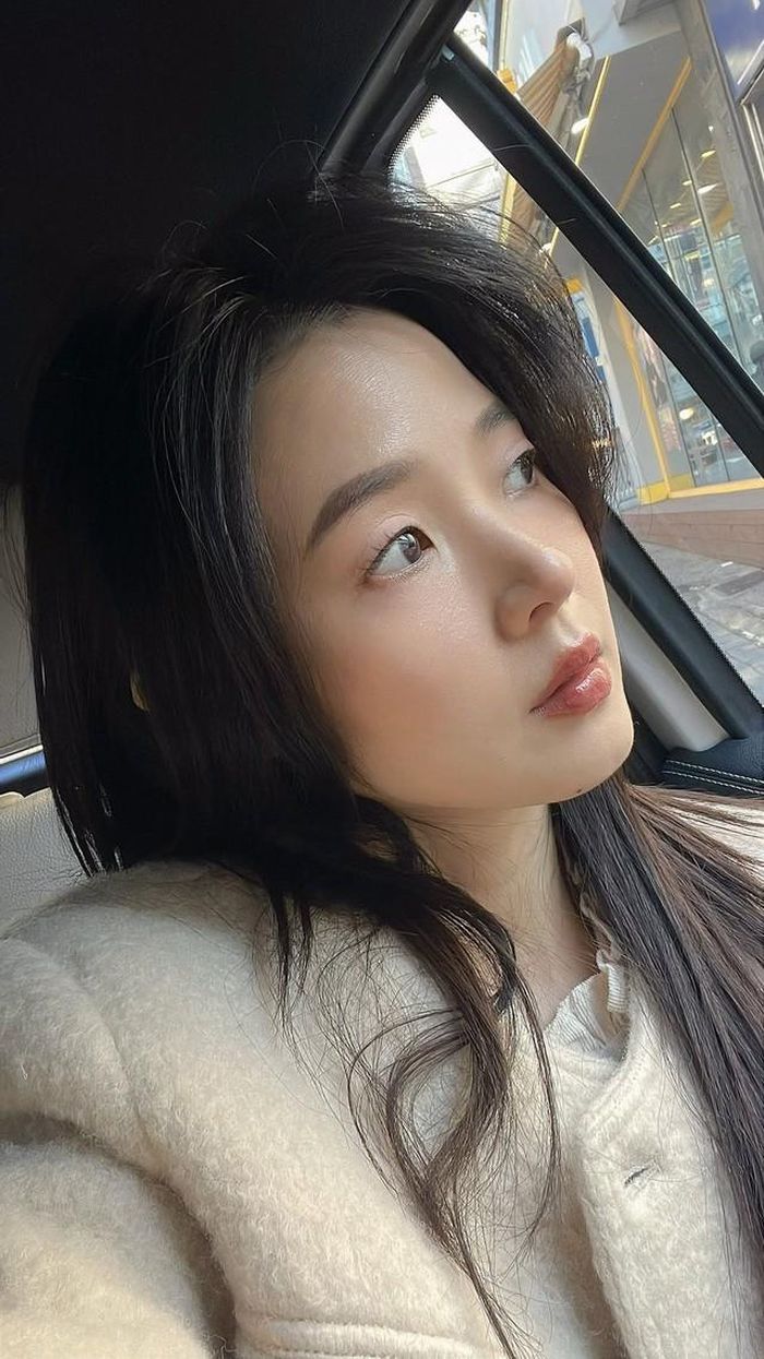 Bước 4: Với serum detox giúp da khỏe: Midu cũng gọi đây là loại serum “xoa dịu” và “phục hồi” làn da, là sản phẩm đặc biệt dành cho làn da nhạy cảm và tổn thương. Loại serum này chứa thành phần chính là 90% tinh chất rau má cô đặc. Nhờ đó, serum hội tụ nhiều công dụng chăm sóc da tuyệt vời như hỗ trợ làm sạch mụn ẩn, kiểm soát dầu nhờn, xoa dịu làn da kích ứng. Nữ diễn viên sử dụng mỗi tối trước khi đi ngủ để làn da luôn căng đẹp, sạch khỏe không tì vết.