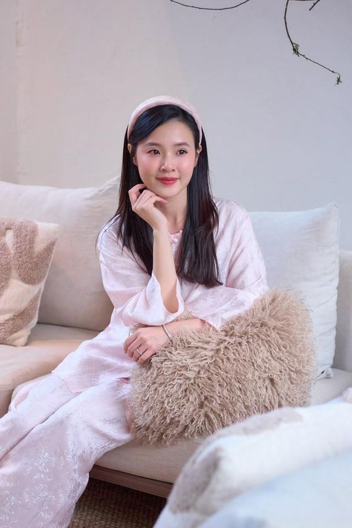 Bước 3: Sử dụng toner hoa cúc: Nữ diễn viên lựa chọn loại toner có chiết xuất từ hoa cúc để cân bằng độ pH cho da, giúp da mềm mượt sau khi rửa mặt. Toner cũng có tác dụng làm sạch da một cách dịu nhẹ và mang lại cảm giác sảng khoái. Midu thích các sản phẩm không chứa chất tổng hợp gây khô da, không chứa cồn và hơn hết phải có tính làm dịu và cân bằng độ ẩm, giúp da đều màu hơn.