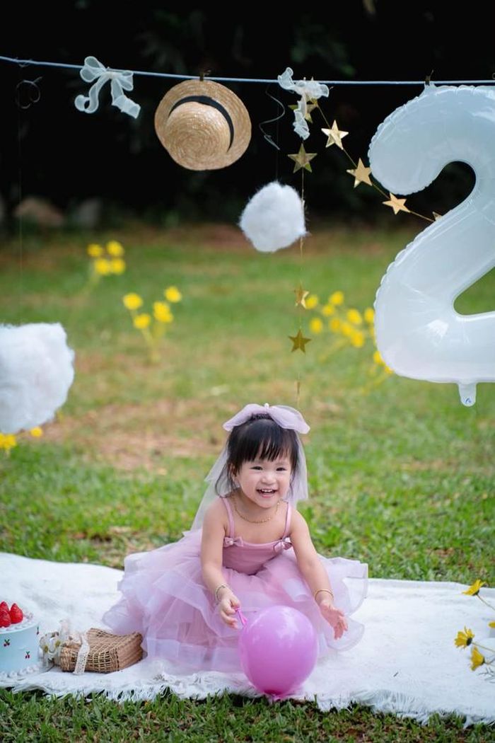 Bé Kỳ Kỳ đáng yêu tuổi lên 2.