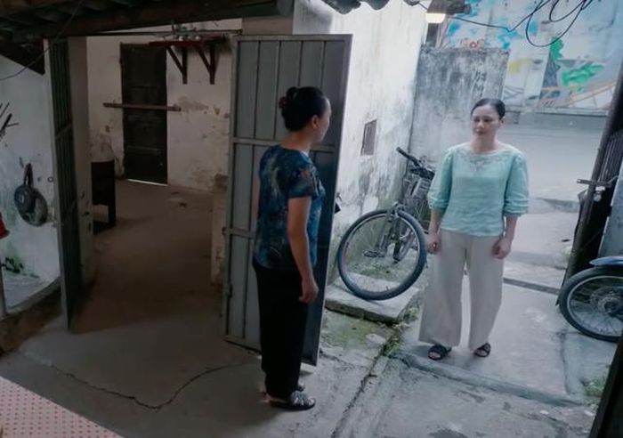 Bà Xuân tới nhà bà Phúc để nói về chuyện đã viết đơn xin giảm án cho Cương. Ảnh VTV