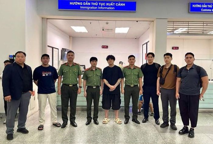 Đối tượng truy nã được cơ quan Công an bàn giao cho Cơ quan Cảnh sát Quốc gia Hàn Quốc. Ảnh: CAHN