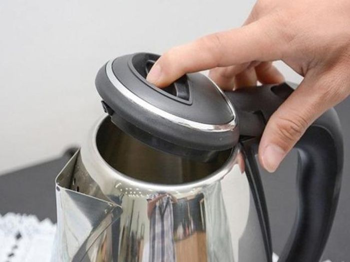 Đặt ấm và giá đỡ điện ở nơi khô ráo, thoáng mát và sạch sẽ để tránh bụi bẩn hoặc tiếp xúc với nước hoặc hơi ẩm.