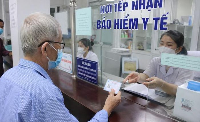 Theo Nghị quyết 17/2026/NQ-HĐND, từ 1/7/2026, nhiều đối tượng sống tại Hà Nội được hỗ trợ 100% mức đóng thẻ BHYT. Ảnh minh họa: TL