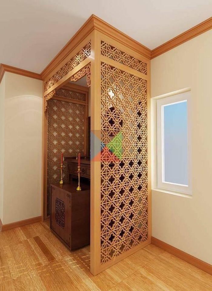Khi chọn vách ngăn bàn thờ, cũng nên chú ý không chọn vách ngăn kín mà chỉ nên sử dụng loại thoáng đãng, với những hoa văn trang trí thích hợp với không gian thờ tự.