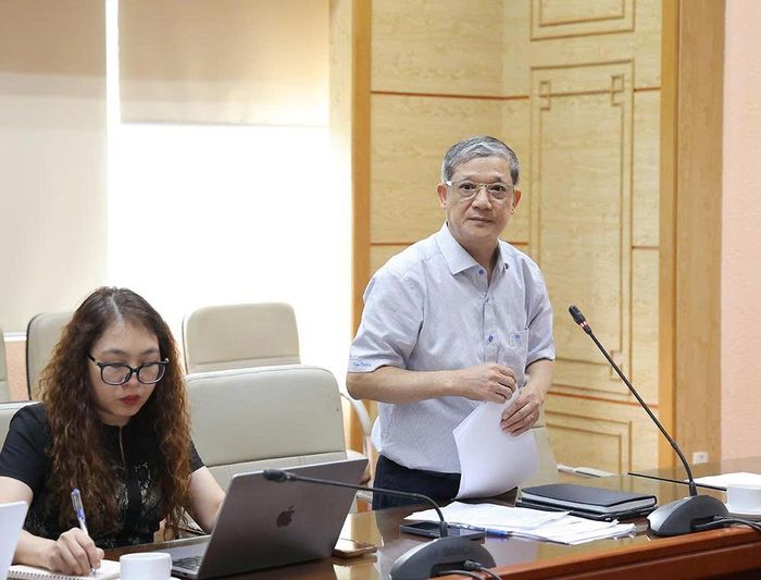Lãnh đạo Cục Khoa học Công nghệ và Đào tạo - Bộ Y tế phát biểu làm rõ thêm nội dung đại biểu quan tâm.