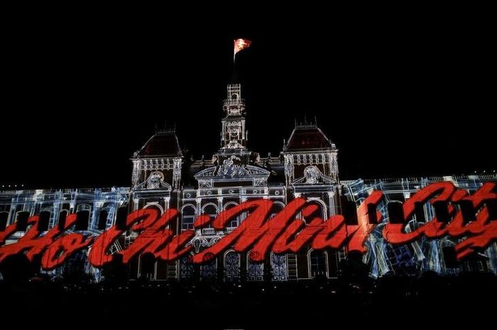 Màn trình diễn 3D Mapping diễn ra nhằm chào mừng 50 năm Thành phố Sài Gòn - Gia Định chính thức vinh dự mang tên Chủ tịch Hồ Chí Minh.
