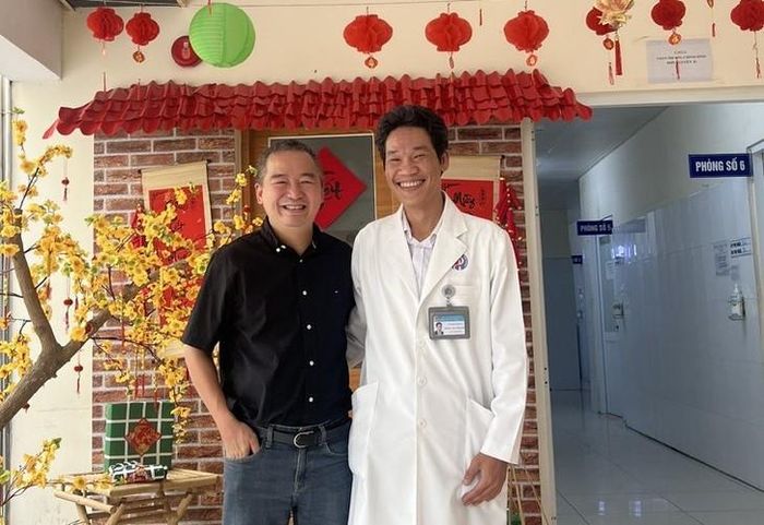 PGS.TS.BS Nguyễn Lân Hiếu (bên trái ảnh) cùng BSCK II Võ Thái Trung tại BVĐK Bình Dương. Ảnh: NVCC.