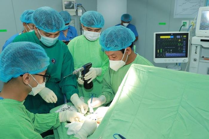 BSCKII Võ Thái Trung (ngoài cùng bên phải) trong một ca phẫu thuật.