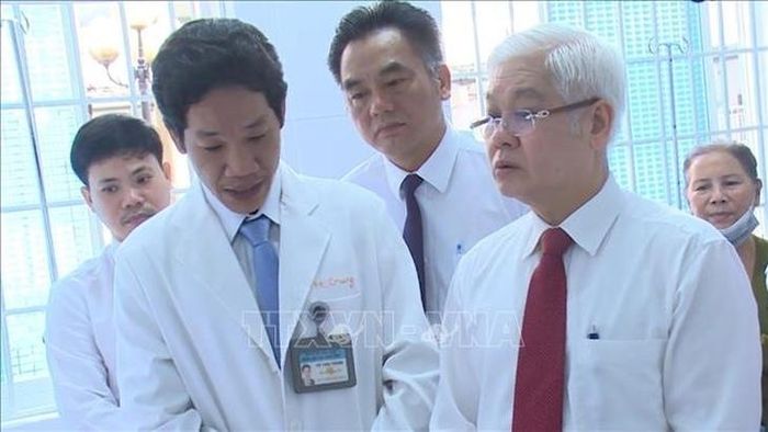 Lãnh đạo tỉnh Bình Dương (cũ), bên phải ảnh, động viên BSCKII Võ Thái Trung.