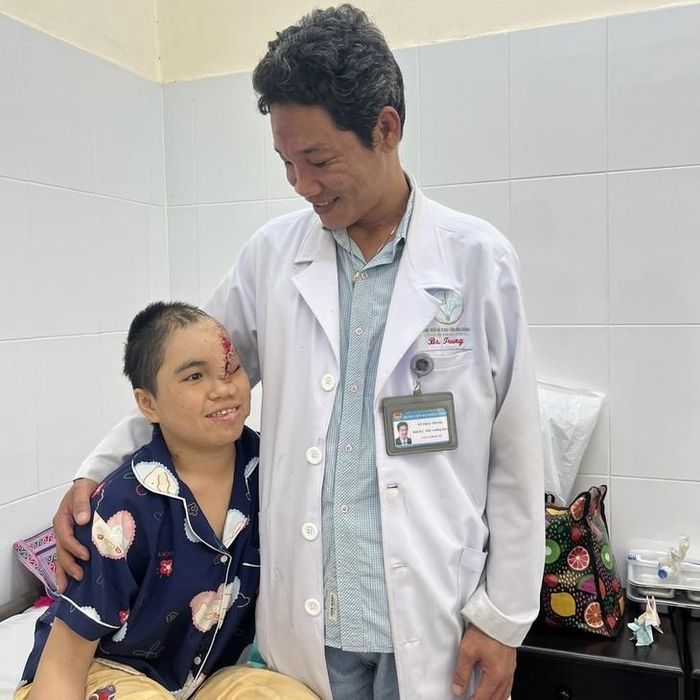 Niềm vui sau ca mổ thành công là nụ cười của người bệnh. Ảnh: NVCC.