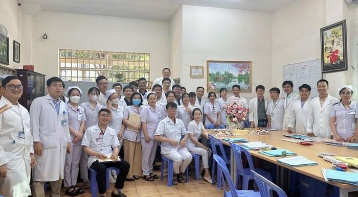 Cùng chung niềm vui với đồng nghiệp.