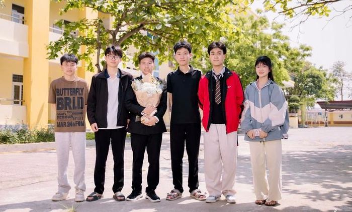 Bạn bè luôn đồng hành, hỗ trợ Huy trong đời sống và học tập.