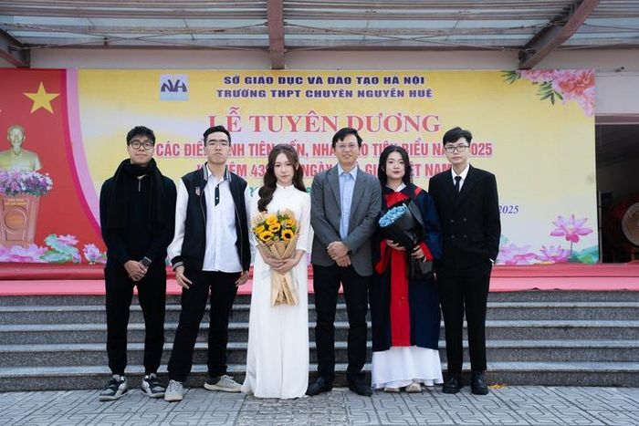 Thầy Phạm Ngọc Hà chụp ảnh lưu niệm cùng đội hình học sinh giỏi đạt 3 giải Nhất và 2 giải Nhì quốc gia môn Sinh học năm 2026 của Trường THPT Chuyên Nguyễn Huệ, trong đó có 3 học sinh xuất sắc được tuyển thẳng vào Đại học Y Hà Nội.