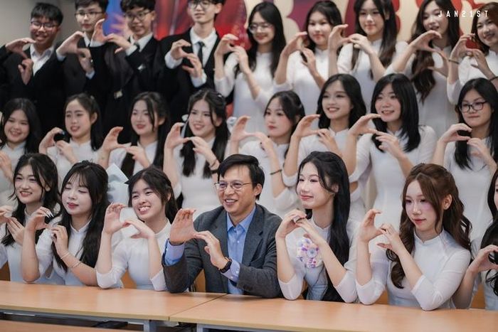 Thầy Phạm Ngọc Hà cùng các học sinh chuyên Sinh, Trường THPT Chuyên Nguyễn Huệ.