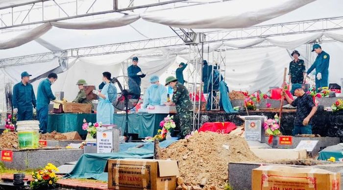 Lực lượng quân sự, y tế, địa phương được huy động thực hiện “Chiến dịch 500 ngày đêm đẩy mạnh thực hiện tìm kiếm, quy tập và xác định danh tính hài cốt liệt sĩ còn thiếu thông tin”. Ảnh: QMG
