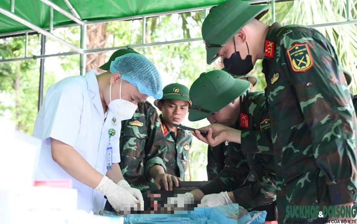 Việc lấy mẫu được thực hiện cẩn trọng, trang nghiêm, bảo đảm đúng quy trình và phù hợp với phong tục của địa phương.