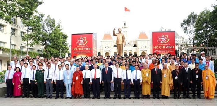 Các đồng chí lãnh đạo, nguyên lãnh đạo Đảng, Nhà nước tham dự lễ dâng hoa tưởng nhớ Chủ tịch Hồ Chí Minh. Ảnh: L.T.