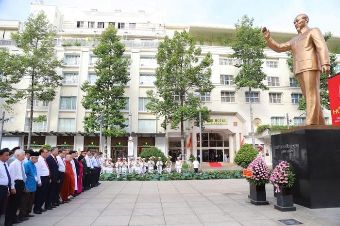 Đoàn đại biểu dành một phút mặc niệm, tưởng nhớ Chủ tịch Hồ Chí Minh nhân kỷ niệm 50 năm TP Sài Gòn - Gia Định chính thức mang tên Bác. Ảnh: L.T.